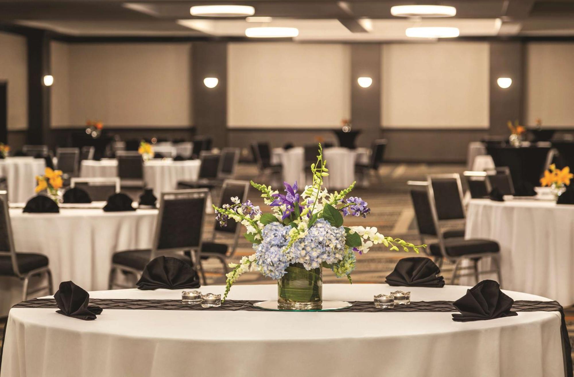 Hilton Knoxville Airport Алкоа Екстериор снимка